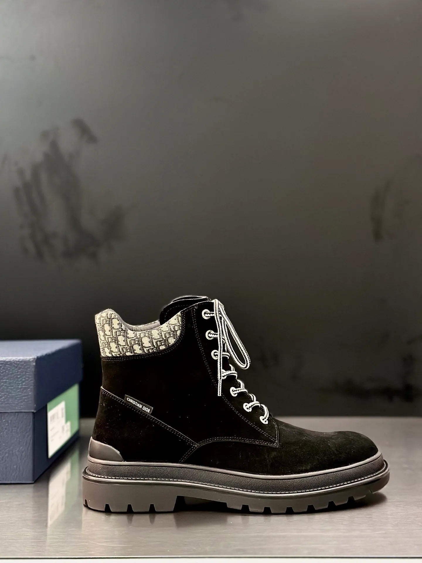Men's shoes 💰960 Dior Dior high-top sneakers, top-quality goods produced in Dongguan, show version, leading counter trial style, Nappa cowhide material, light and breathable, soft and comfortable, easier to put on and take off, calfskin leather edging, distinctive sports style, genuine leather tongue Dior letter badge, showing the brand style, lightweight embossed pattern rubber sole, light and genuine leather feet, with original packaging Size: 39-40-41-42-43-44 (45, 46 customized) leather shoe size